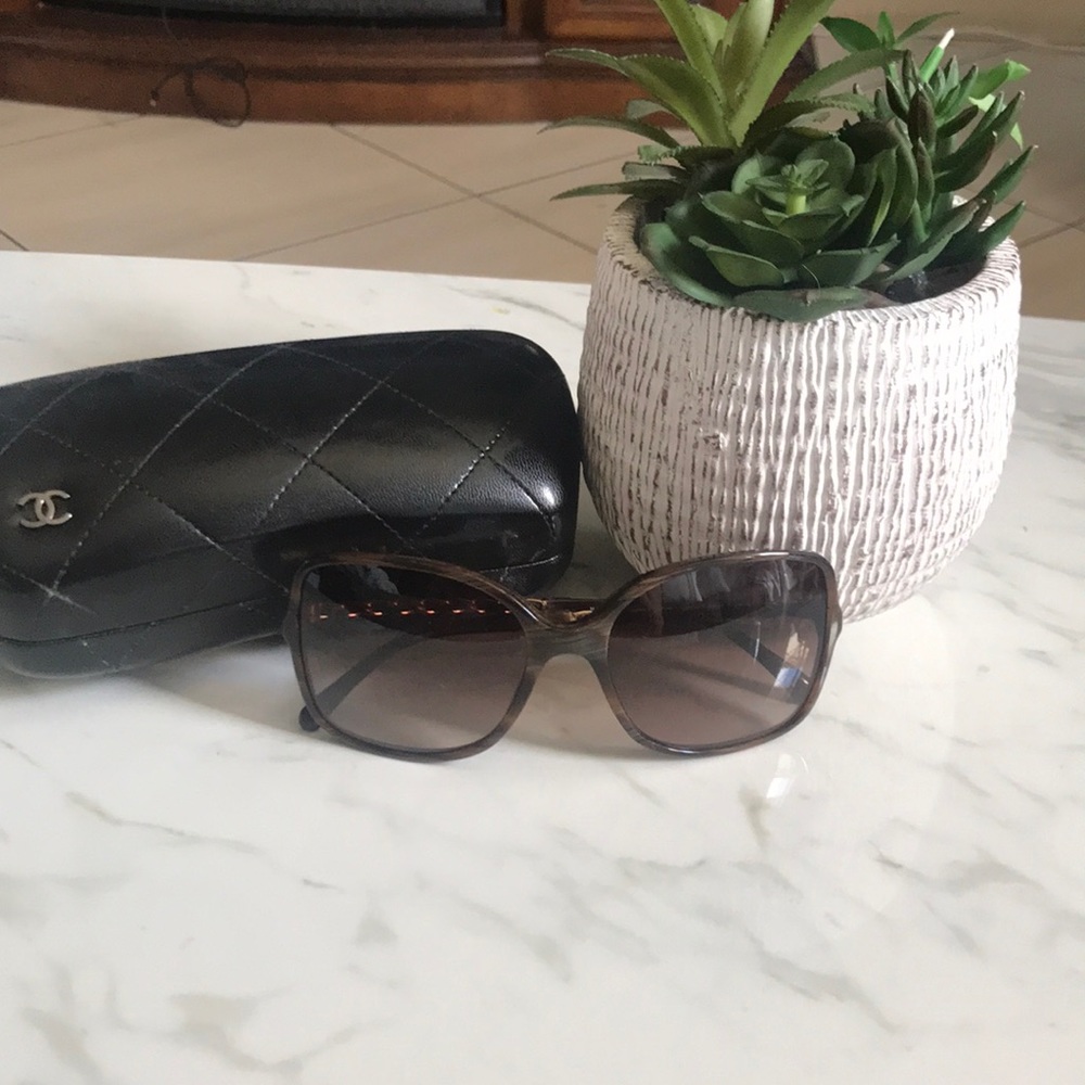 Chanel sunglasses like new!!!